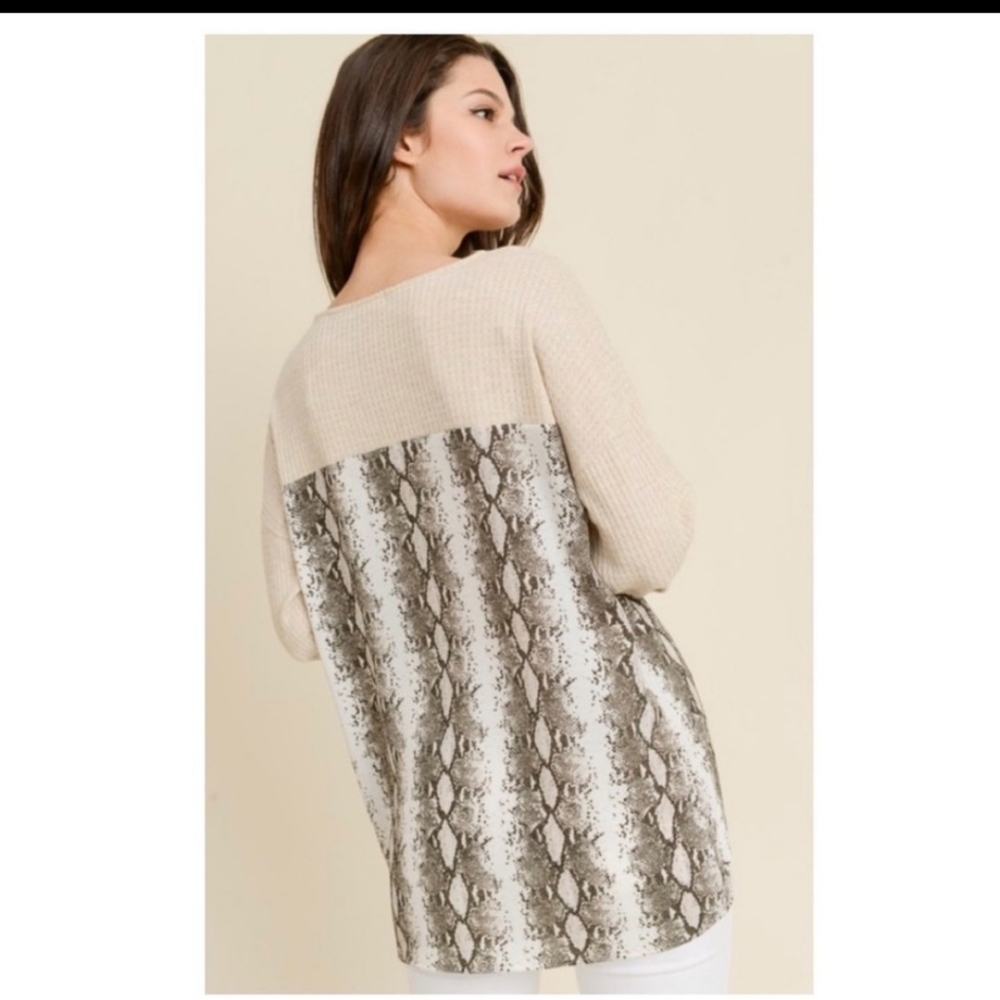 ✨SNAKE PRINT CONTRAST TOP W/V-NECKLINE-NEW - Picture 6 of 11